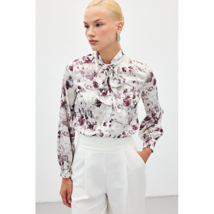 Сатенена риза с мек шал и абстрактен принт в бордо